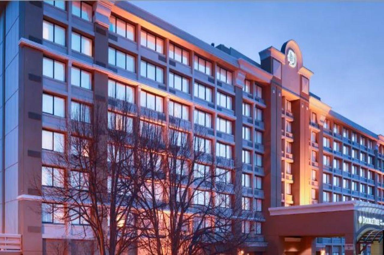 Doubletree By Hilton Norwalk Hotel Exterior photo