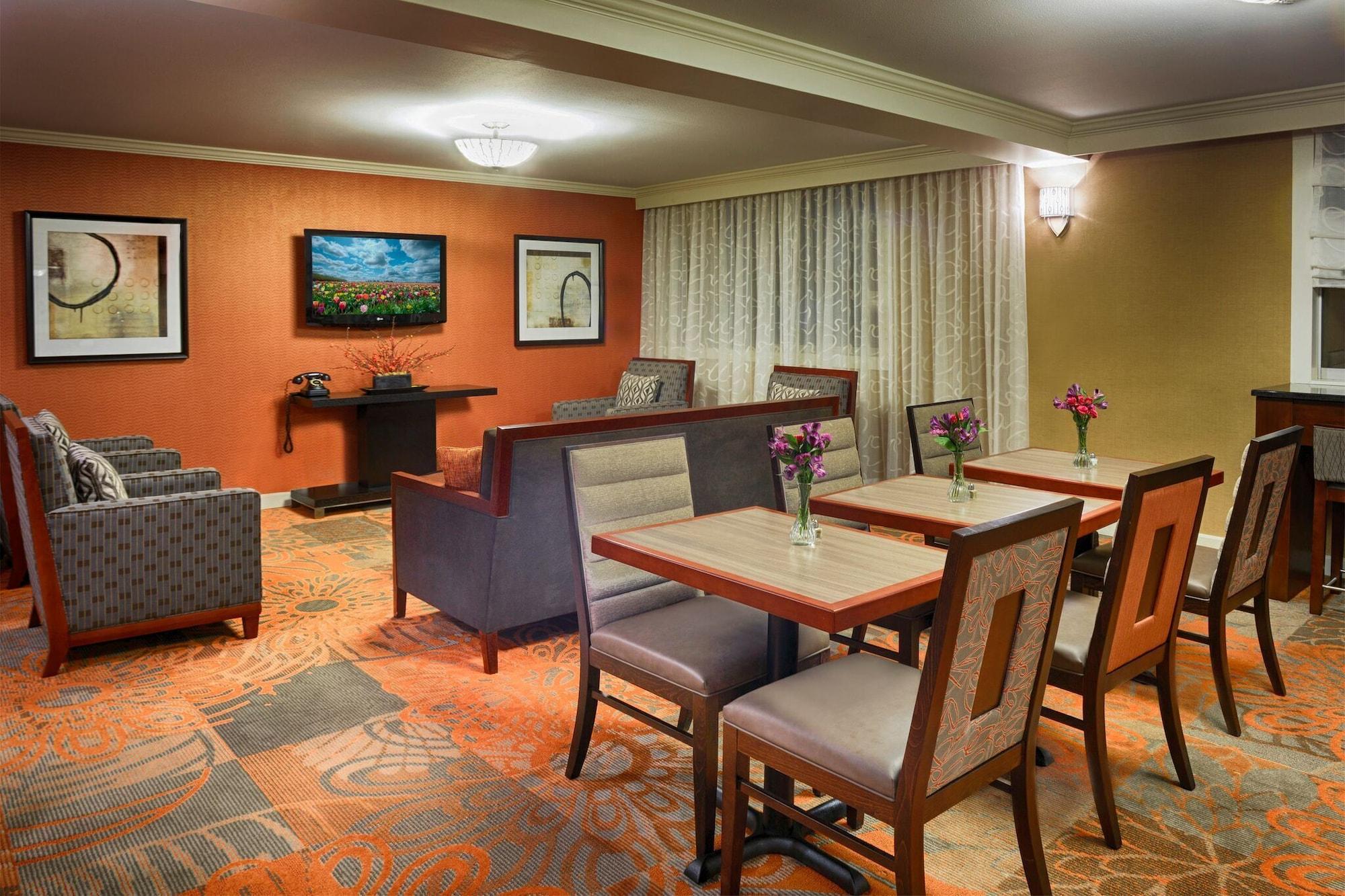 Doubletree By Hilton Norwalk Hotel Exterior photo