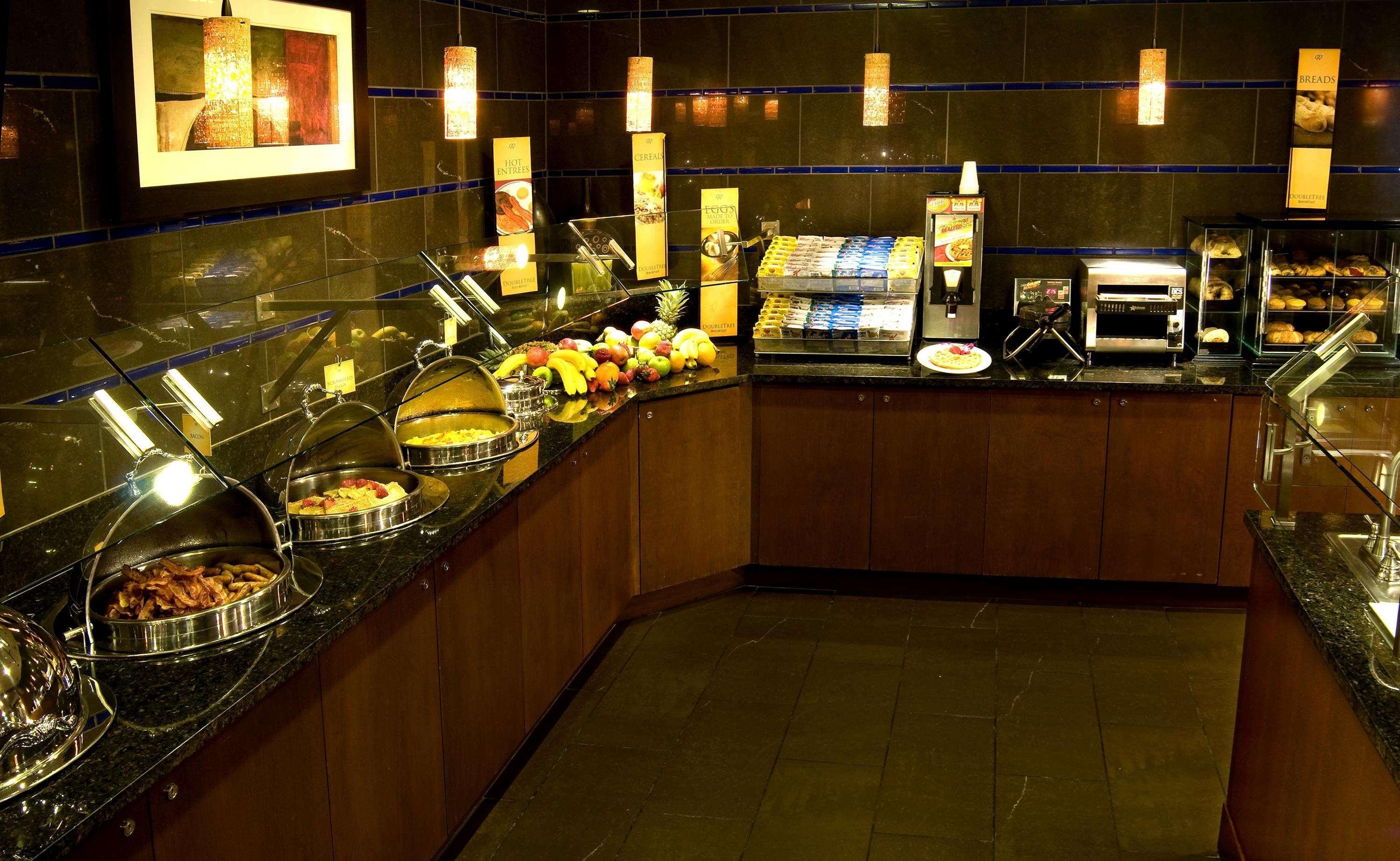 Doubletree By Hilton Norwalk Hotel Restaurant photo