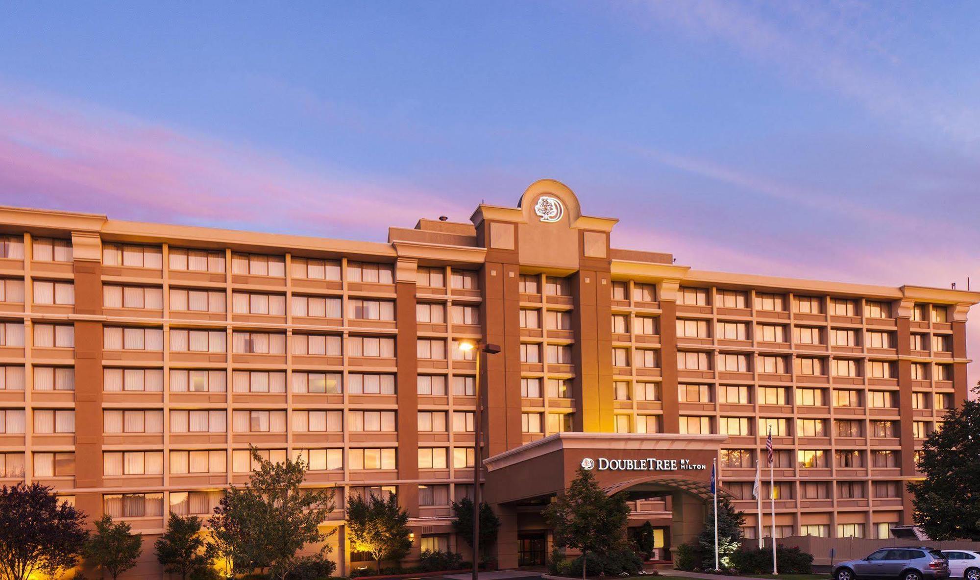Doubletree By Hilton Norwalk Hotel Exterior photo